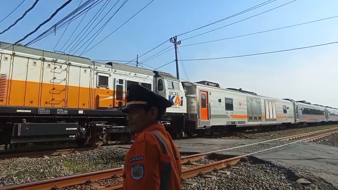 Kompilasi kereta api di jawa #keretaapi #keretaapiindonesia #train #railway #kompilasikereta #enjoy 