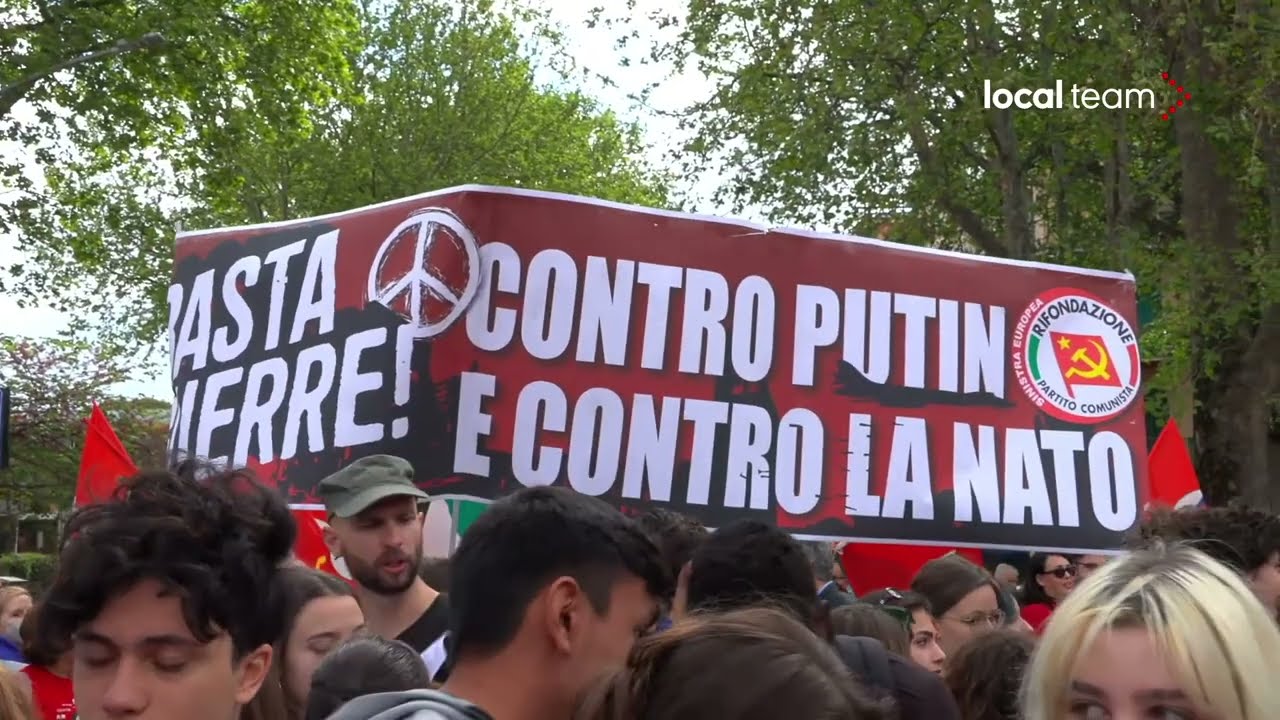 25 Aprile, striscione Rifondazione Comunista contro Putin e Nato al corteo dell'ANPI a Roma