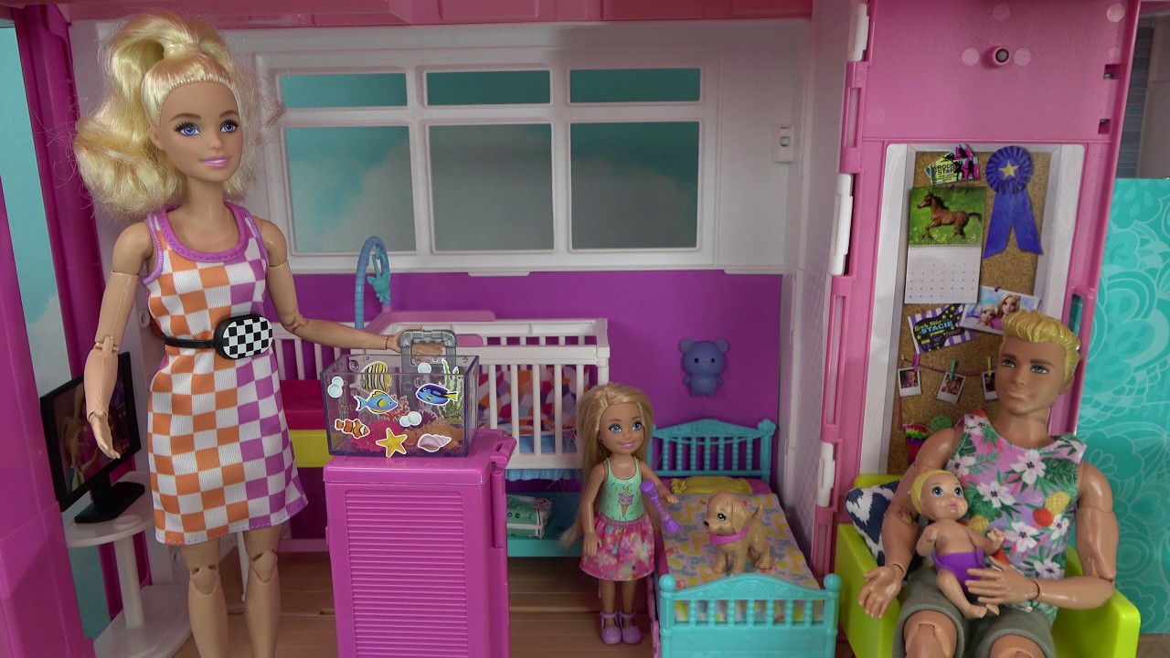 Barbie Packing for Trip and Barbie Daycare 😍😍😍