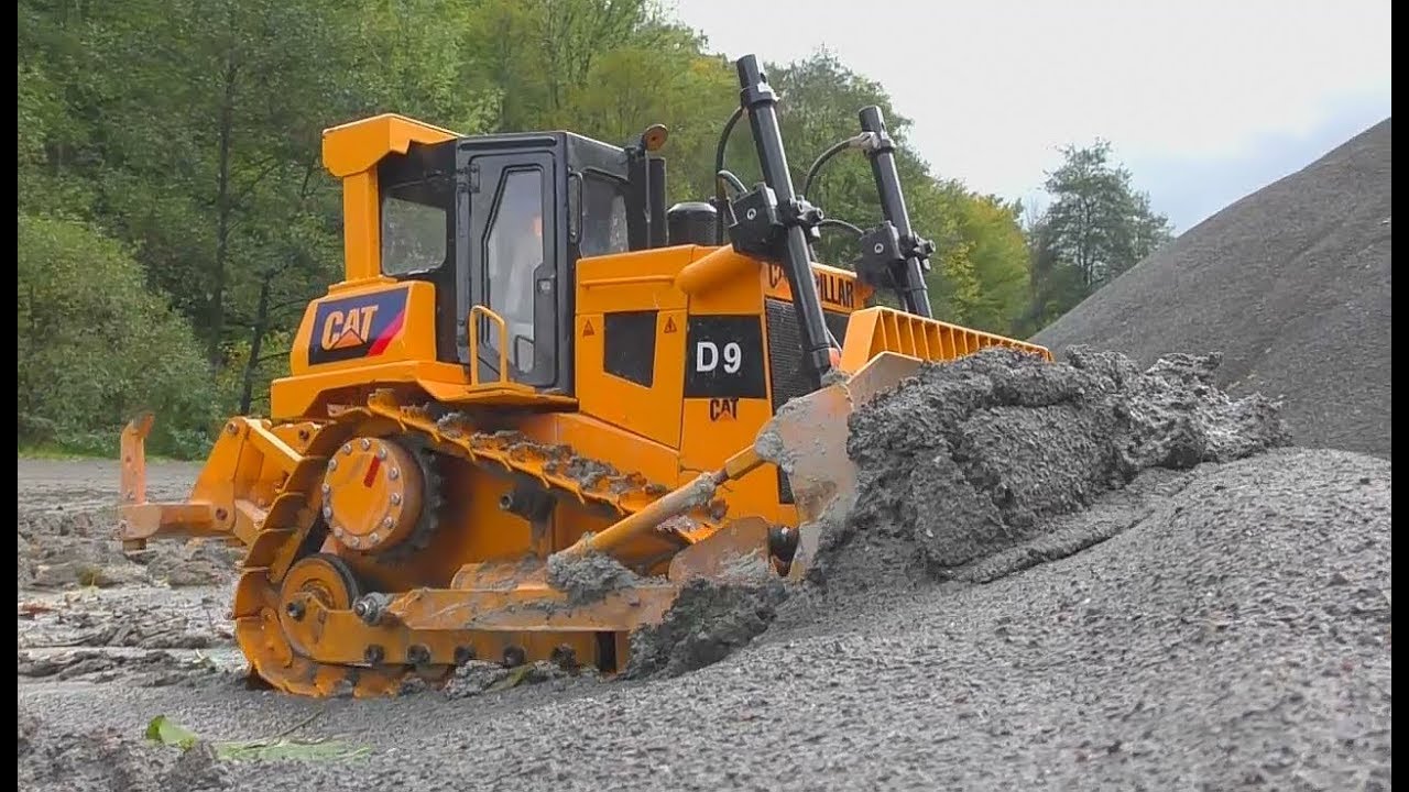 HEAVY RC MACHINES WORK IN THE MUD! BIG D9 CATERPILLAR DOZER! TRUCK CRASH ON THE CONSTRUCTION!