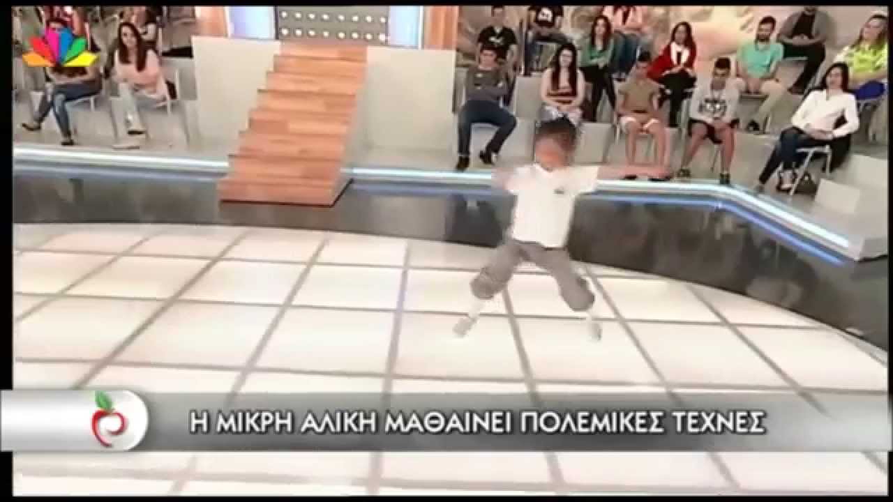 Ο Σι Μiάο Τζιέ παρουσίαζει ενα μικρό ταλέντο στο Σαολίν Κουνγκ Φου στην τηλεόραση