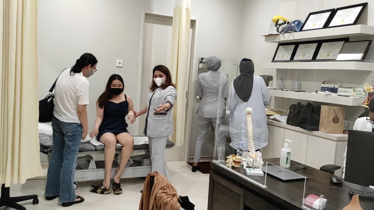 Lepas jahitan sesudah operasi Scoliosis 3 mingguan dgn Dr dr Luthfi Gatam Sp. Ot(K)