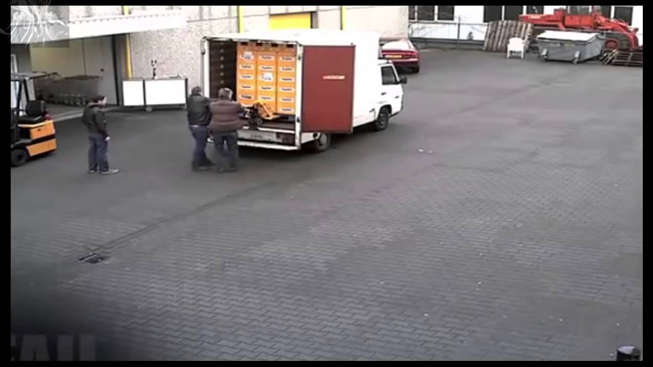 Pallet vol bier uitladen gaat mis