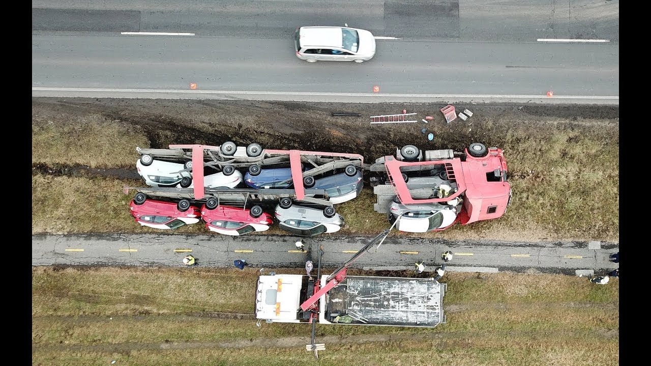 Árokba borult autószállító tréler műszaki mentése a 86-os főúton, Szombathely határában
