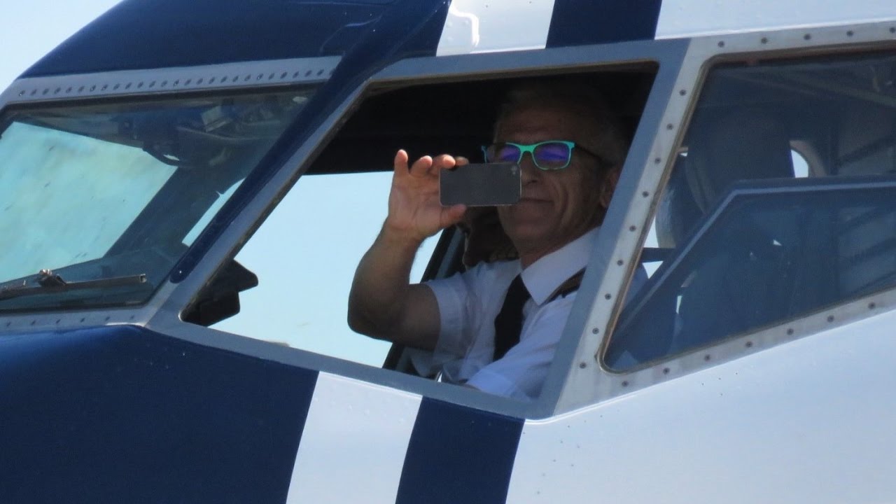 AMAZING PILOT IS FILMING SPOTTERS DURING LINE UP! Skiathos Airport - Blue Panorama 737 Takeoff - ATC
