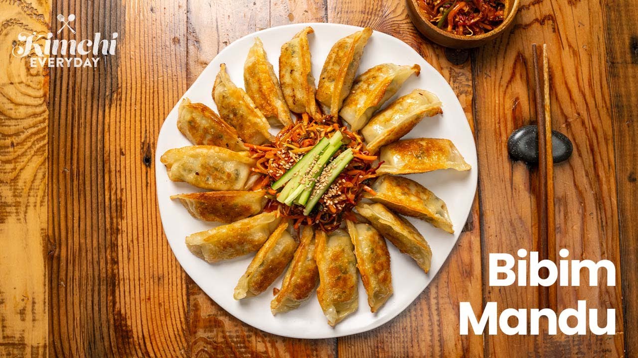 Бибим против Манду | H MART КИМЧИ ЕЖЕДНЕВНО | 비빔 만두 | Корейский острый салат с пельменями