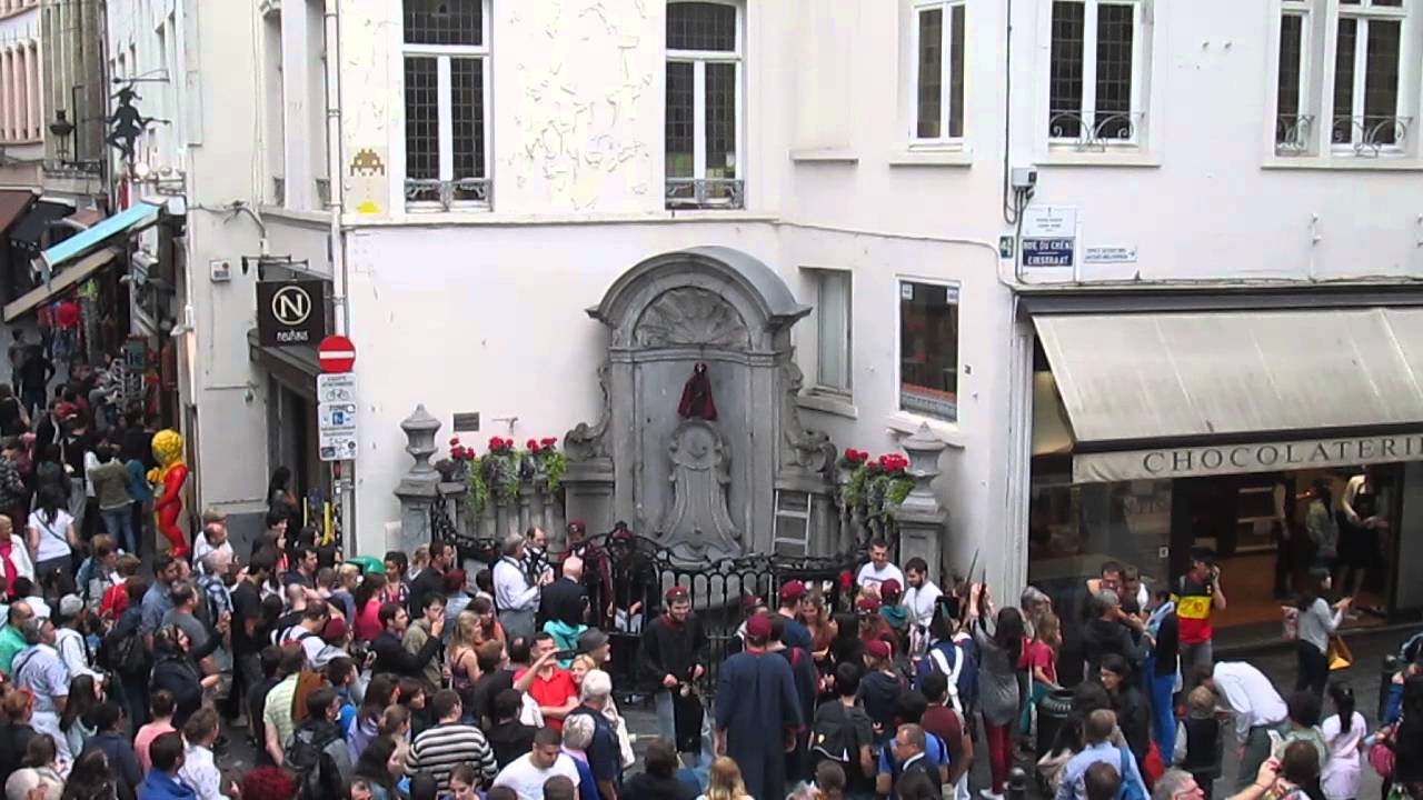 L'Ordre des Frères Coquillards (ULB) visite Manneken-Pis