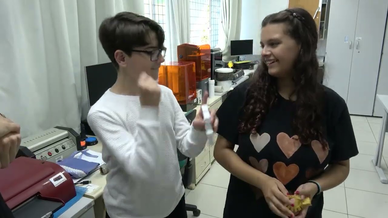 Libras: da história ao sinal - Laura e L'Épée conhecem a escola bilíngue
