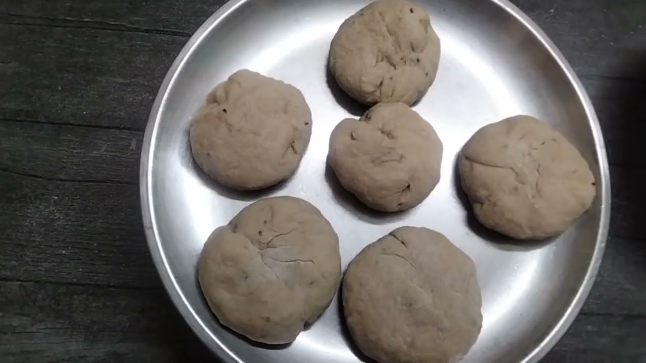 গরম গরম ছোলার ছাতুর পরোটা সাথে যদি এত সুন্দর আলুর দম।কোনো কথা হবে না বন্ধু।ঠান্ডার সময় বেশি মজা।বাই।