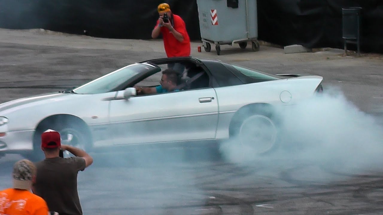Amazing Chevrolet camaro burnouts & Powerslides! / LOUD SOUNDS