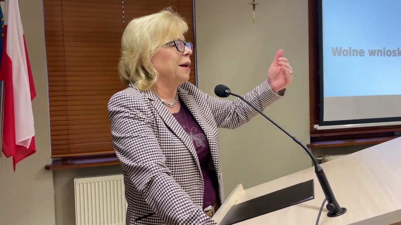 Gabriela Lenartowicz odpowiada na pytanie Łukasza Mury na sesji - Powiat 50% mniej z podatku