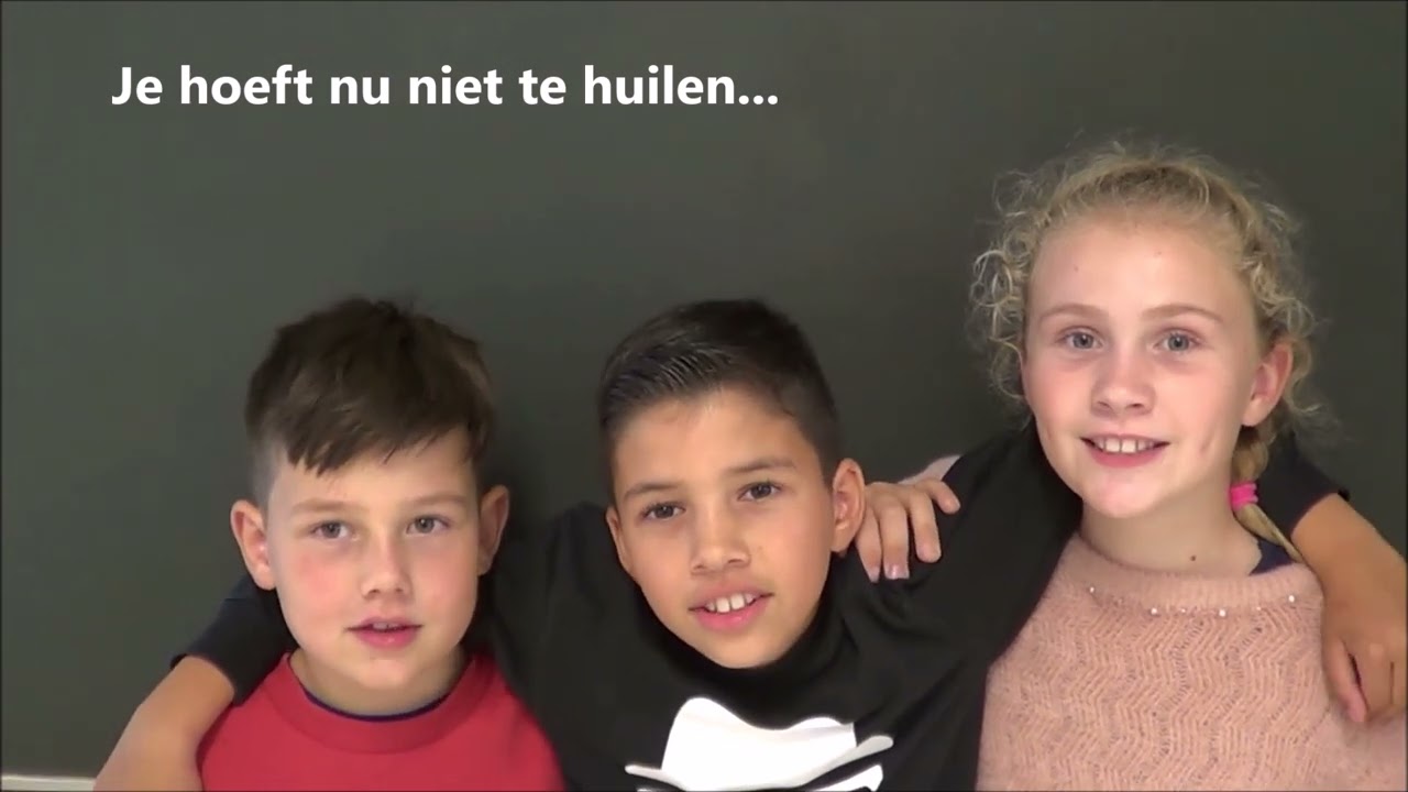 Pensioen Meester Johan - vierde leerjaar zingt een lied.