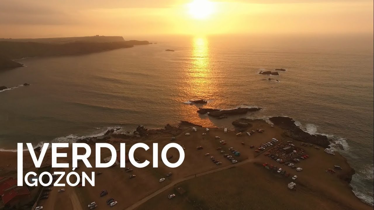Atardecer sobre la playa de Verdicio ( Goz&oacute;n ) a vista de drone