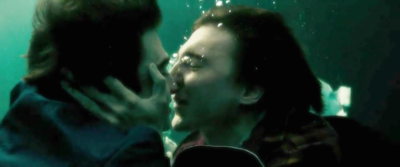 Swi55 Army Man Kiss - Daniel Radcliffe & Paul Dano