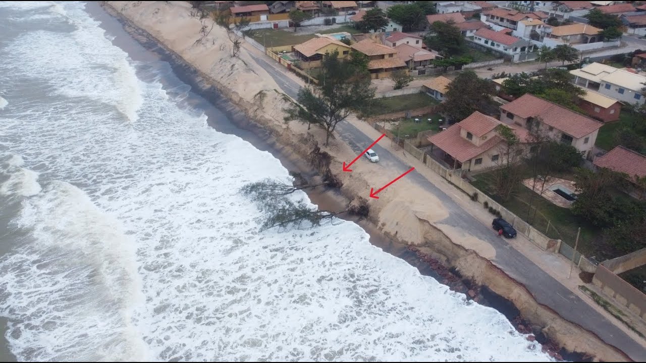 Assustador como a velocidade do avanço do mar, tombou duas árvores na Avenida Atlântica em Atafona
