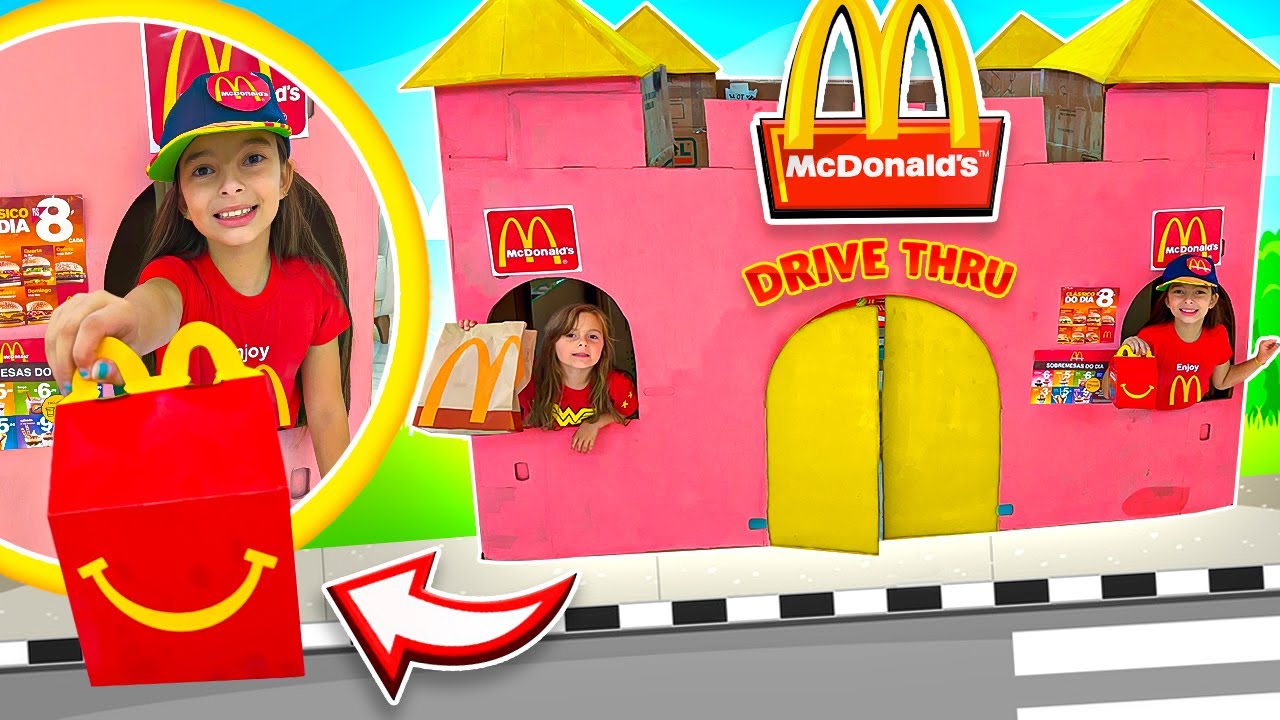 Transformei meu castelo de papelão em um mcdonald's | Jéssica Godar e Laurinha e Helena e Gabriel