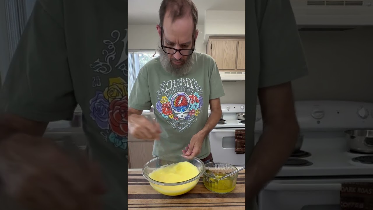 Яйца Бенедикт и домашний голландский соус