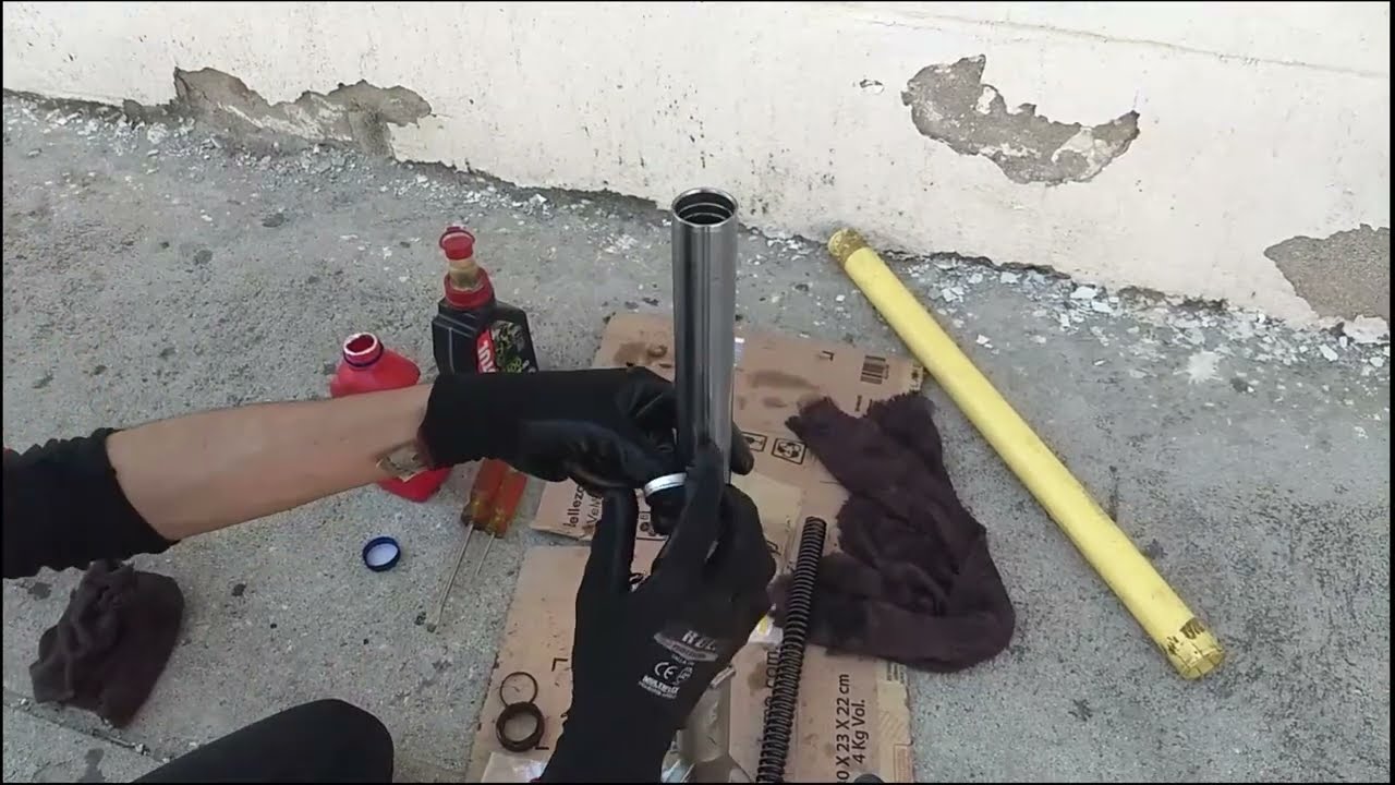 Suzuki DR 200 Como quitar el tapón y armado - Barras Tren delantero Telescopios Suspension delantera