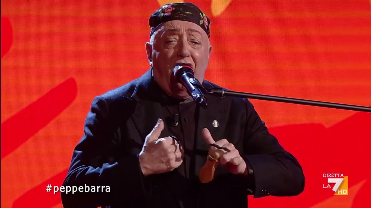 Peppe Barra a Propaganda Live: 'Guerra Tammurriata Nera'
