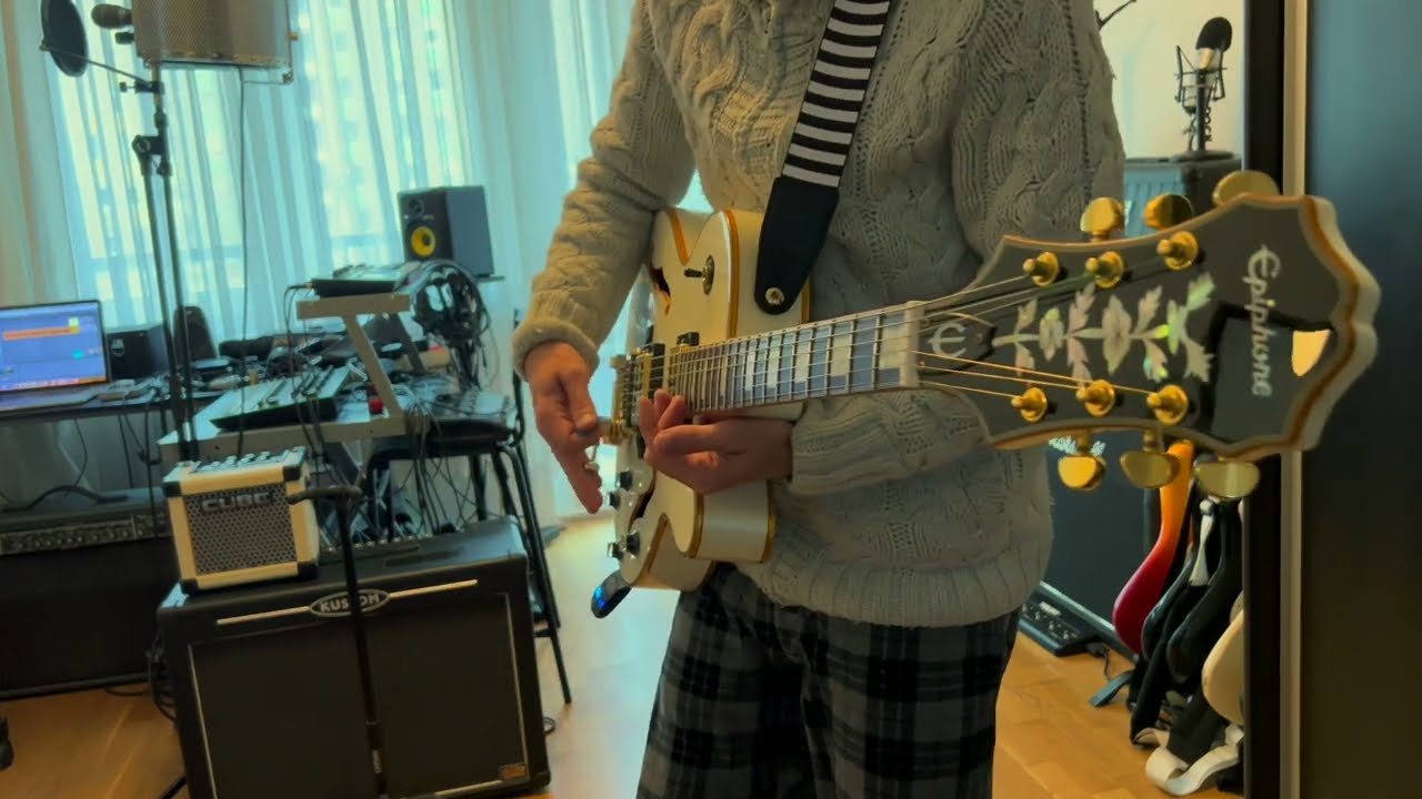 Monyo with Ephiphone Emperor Swingster White Royal Pearl White
