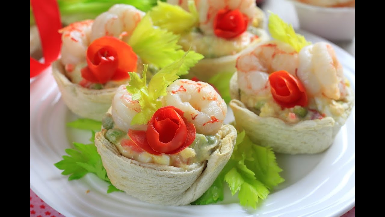Cestini di pancarr&eacute; con insalata russa e gamberi: un antipasto goloso e di grande effetto.