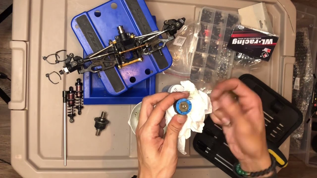 Wltoys 104001/2 front end build part 1 (iron diff, diff oil, assembling drivetrain)