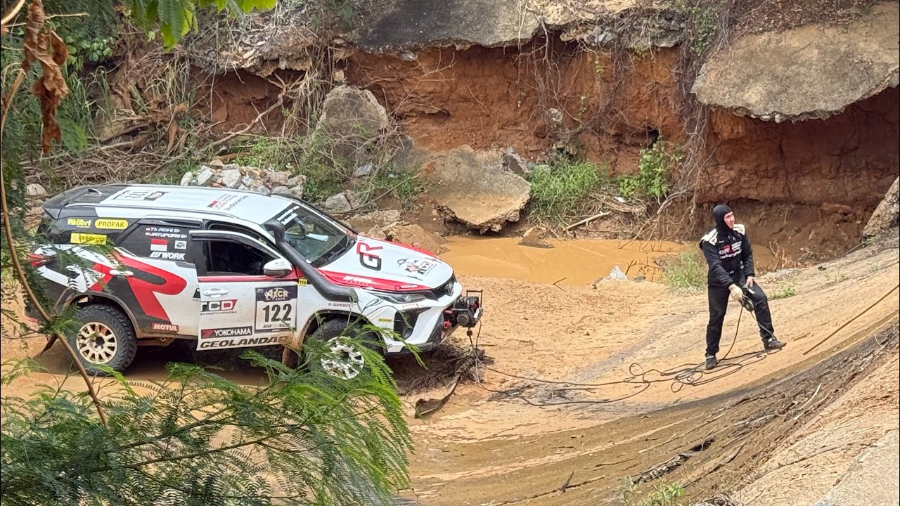 ตกเองวินช์เอง นักเลงพอ! พาไปดูการกู้รถเพื่อกลับมาแข่งต่อใน Asia Cross Country Rally 2025 #AXCR2025