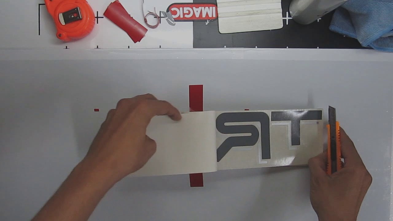 como pegar correctamente una calcomania o emblema de vinil.