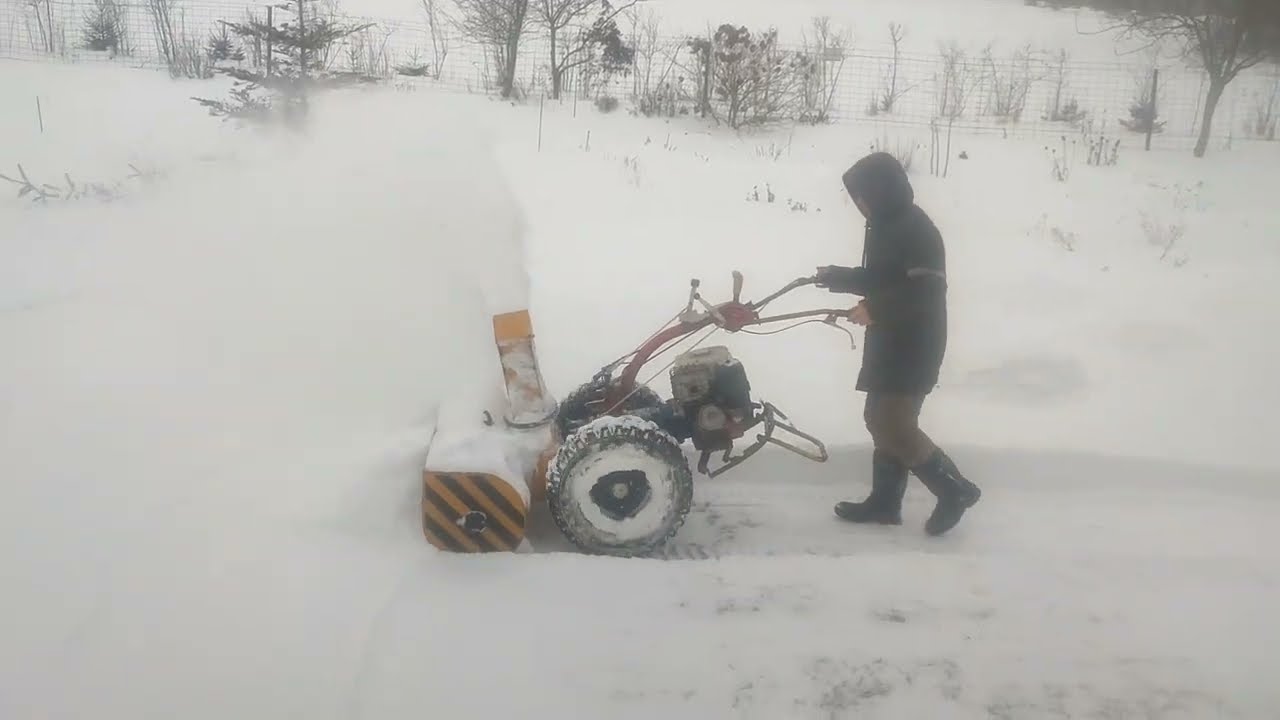 Змагаемся з наступствамі цыклона ELLI, з дапамогай матаблокy  MTZ  і снегапрыбіральшчыкамі СН-1
