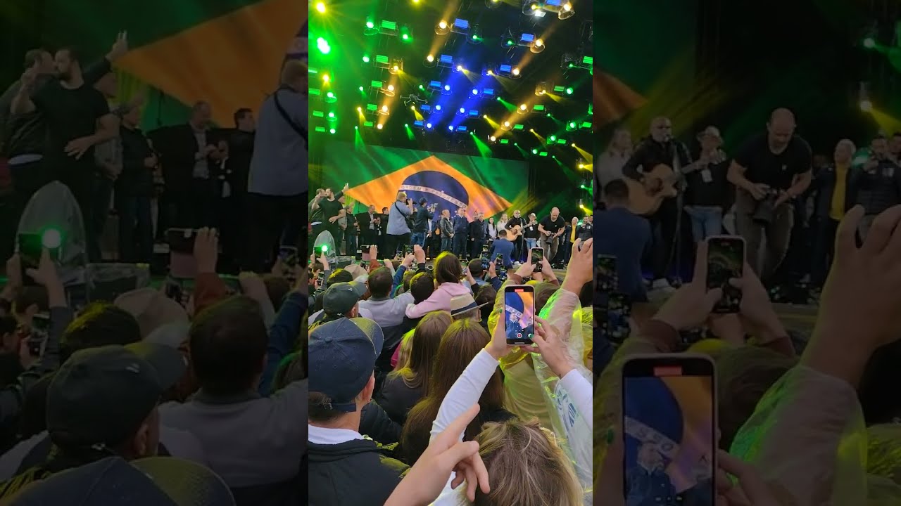 Bolsonaro recebe homenagem do cantor Rick, em Chapecó,no dia das crianças.