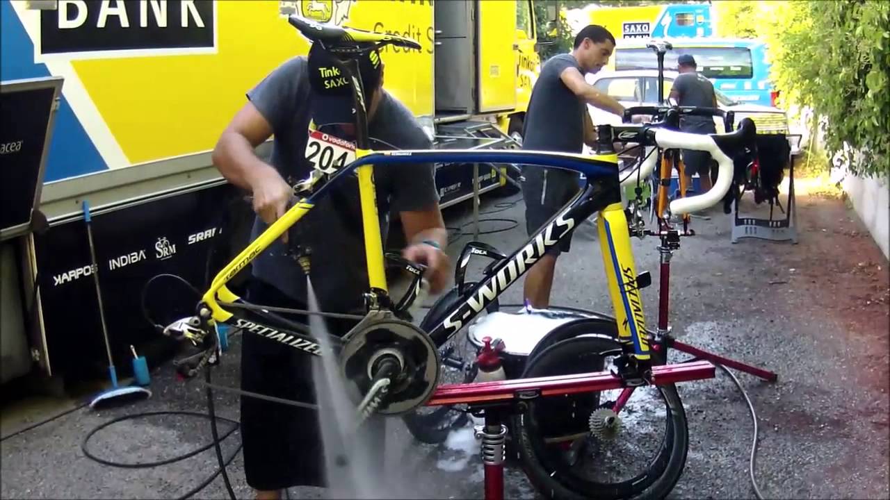 Los mecánicos de Tinkoff-Saxo - Manos a la obra!