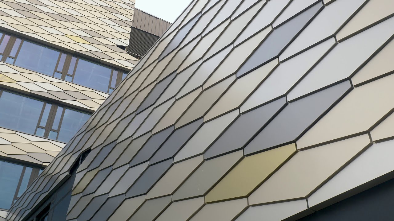 Aldowa voorziet het Feringa gebouw van vijf kleuren geanodiseerde composiet panelen in wieber vorm