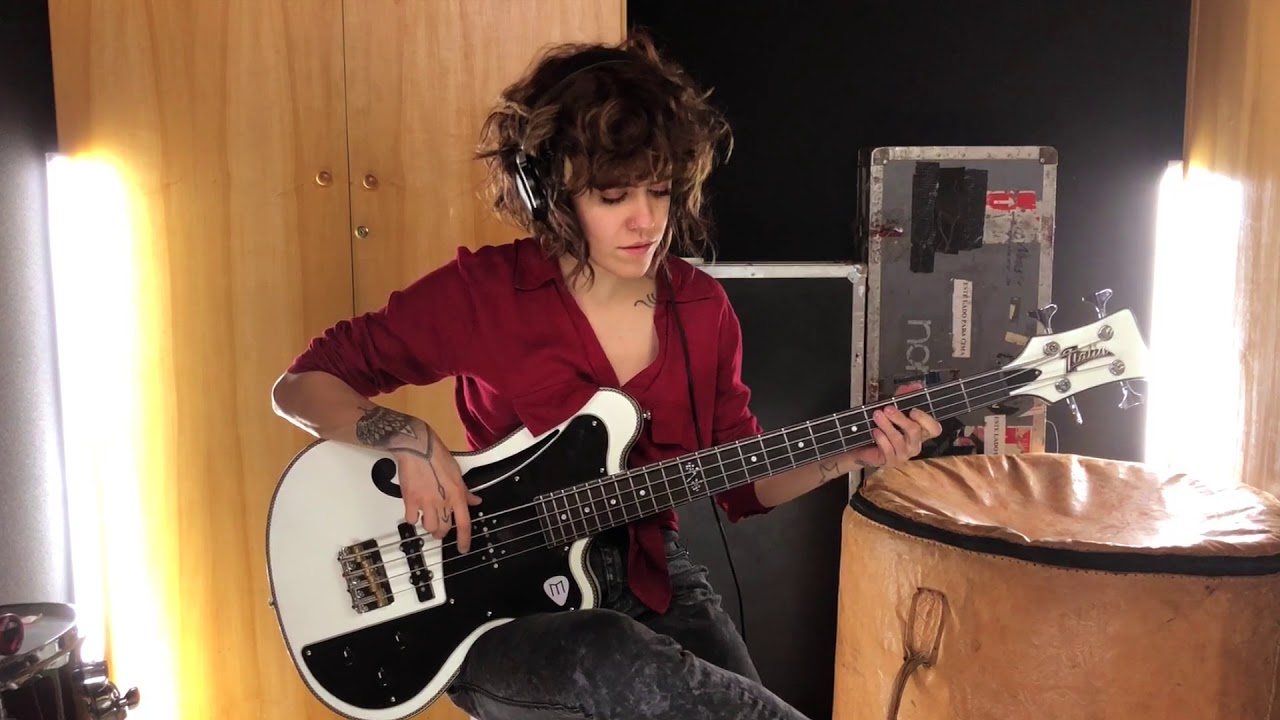 Grão de Areia no baixo da Carol