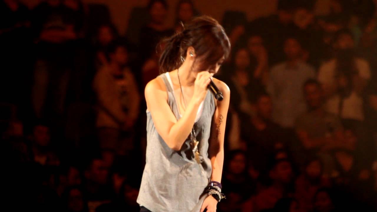 Love the way you lie by Sandy Lam Concert 2011