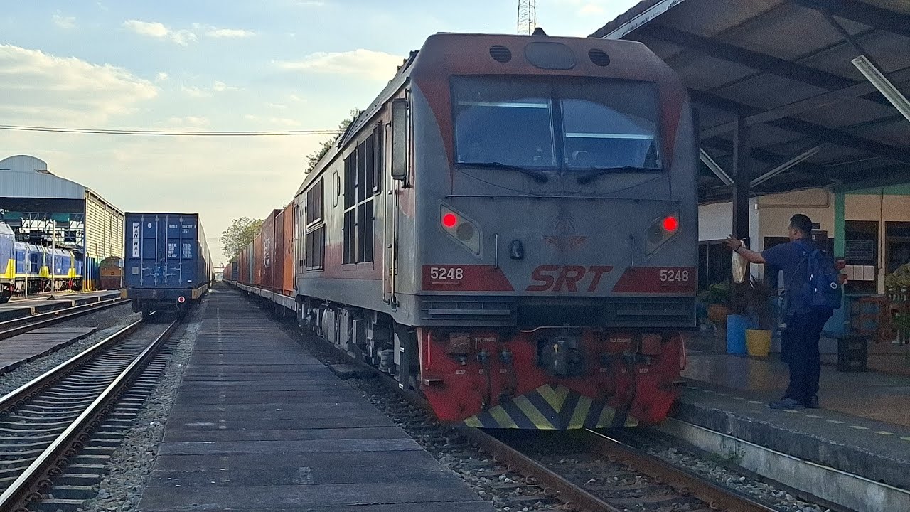 ขบวนรถสินค้า852 ดีเซลCRRC CDA5B1 No.5248 ผ่านชุมทางศรีราชา 16.20 นาที ช้า  747 นาที