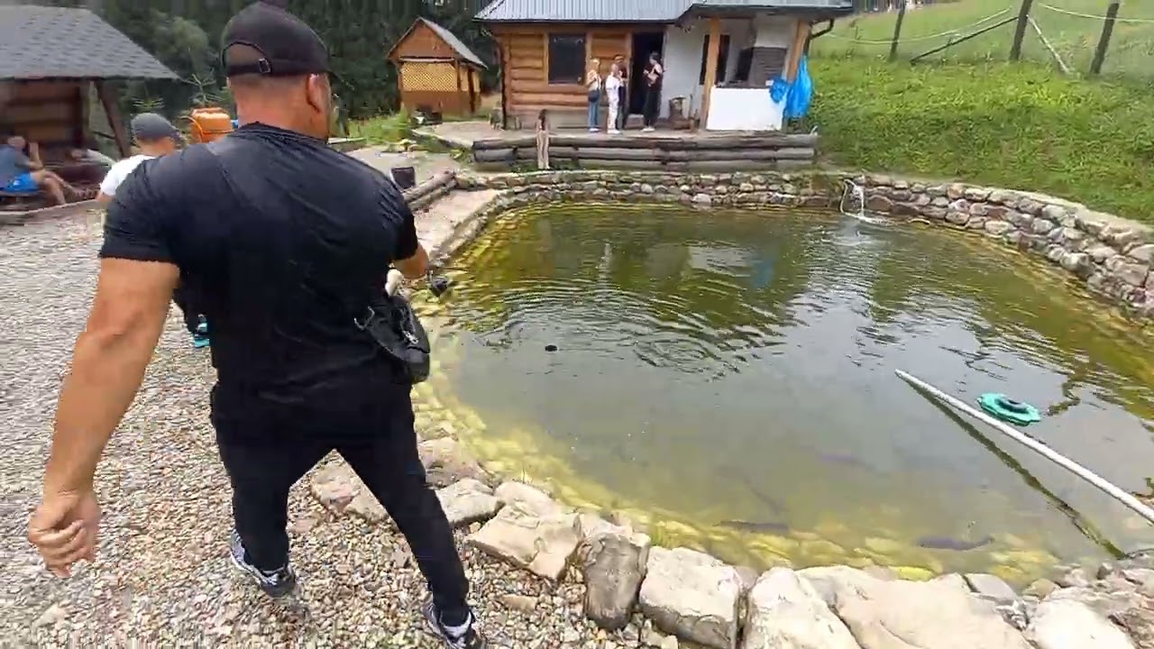 Ловля форелі. Рибалка  в Карпатах.