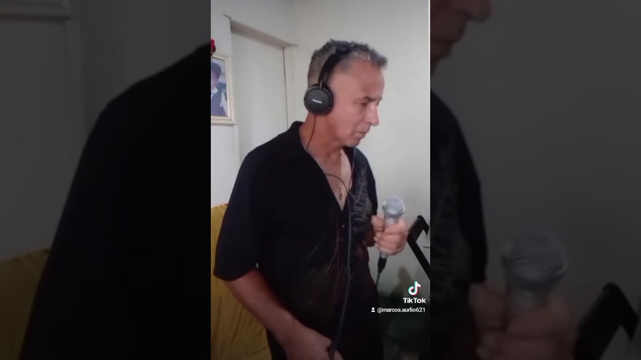  Marcos cantando karaokê da música do cantor erc Clapton Thears in heaven 