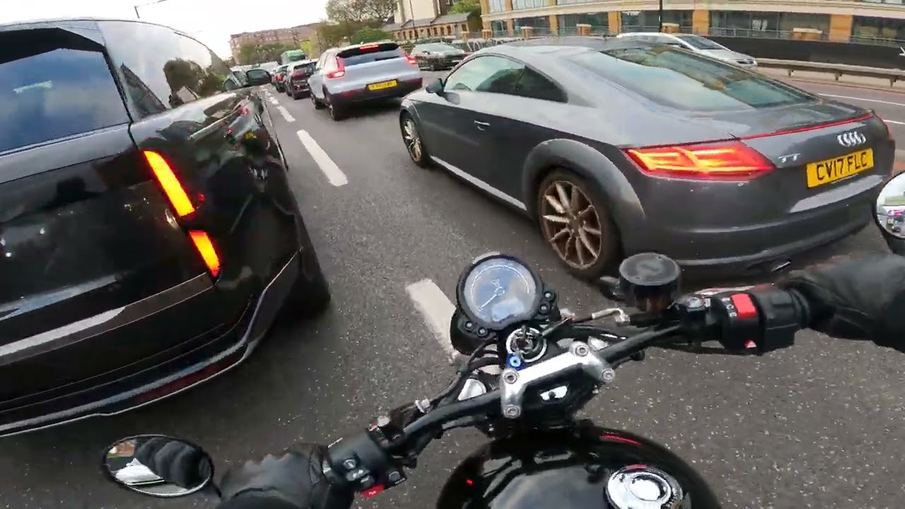 Quite certain E-bikes are not allowed on the Hammersmith Flyover | Triumph Street/Speed Twin #4k