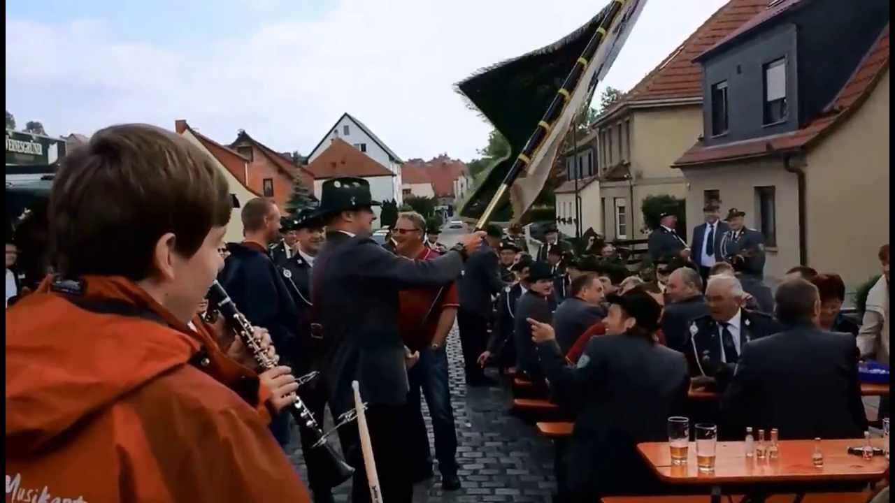 Atzen und Fehrbelliner Reitermarsch mit Blasmusik beim Sch&uuml;tzenfest in Effelder