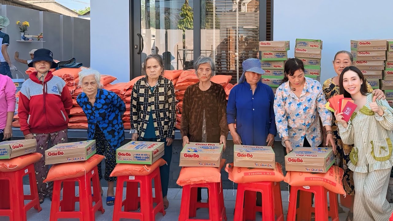 Vợ Chồng Trương Vinh Cùng Gia Đình Bên Vợ Phát Quà Tết Cho Bà Con