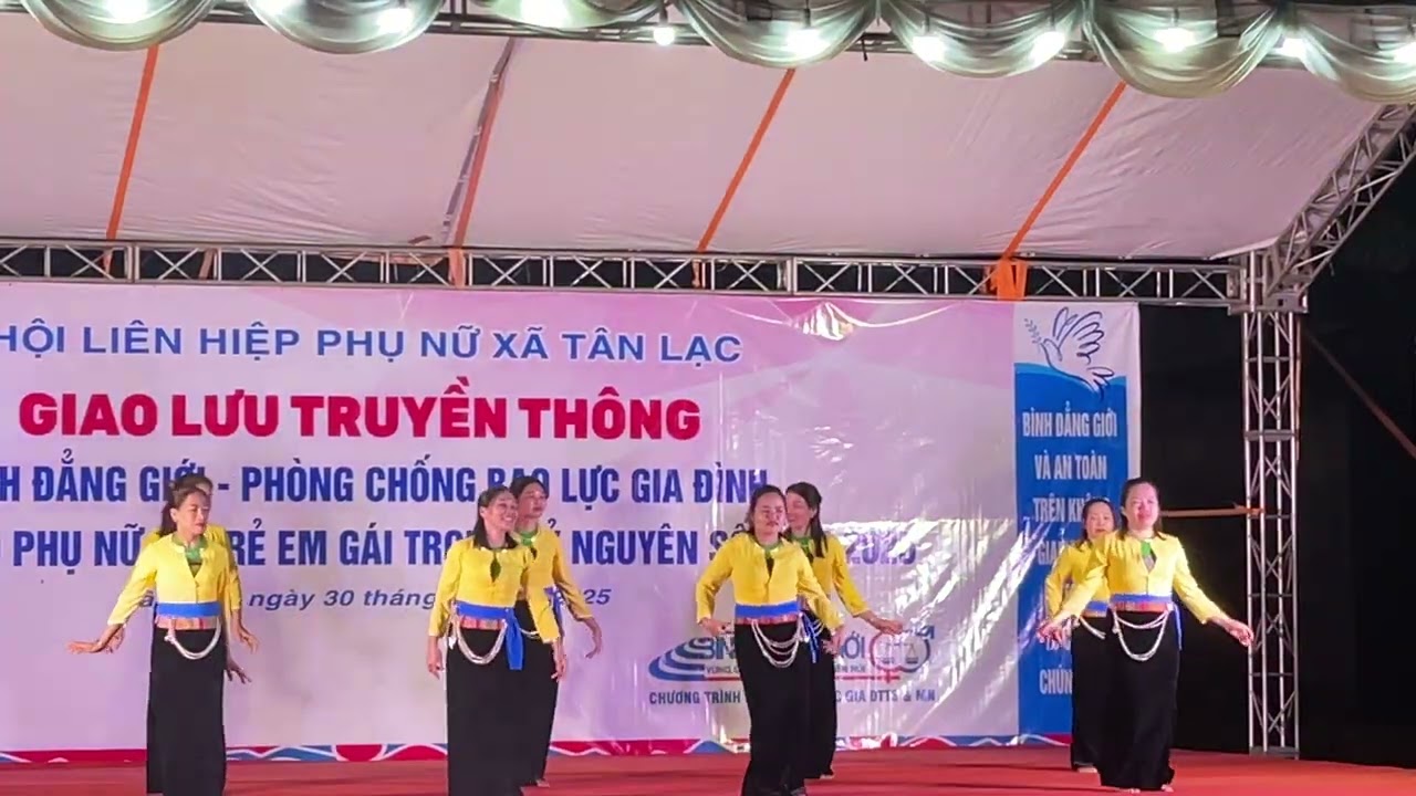 Đội múa văn nghệ xóm ổ gà 