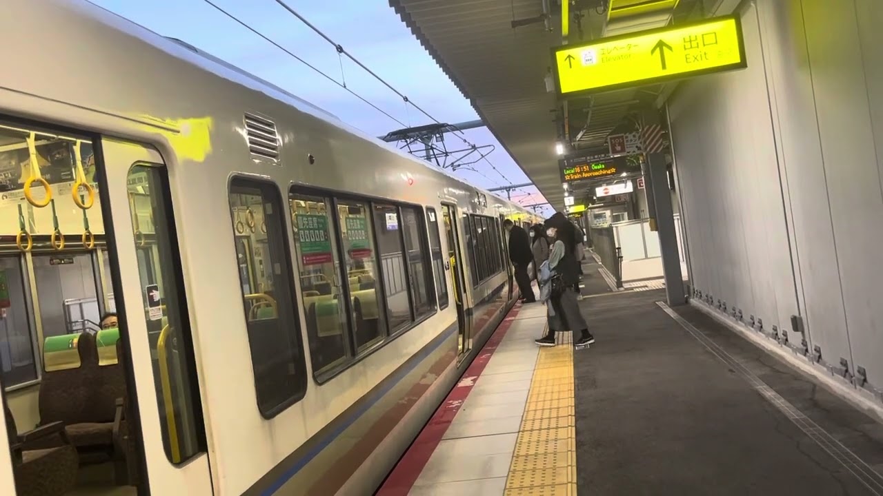 オーバーラン寸前で急停車。２２１系普通大阪行き衣摺上北駅到着発車。