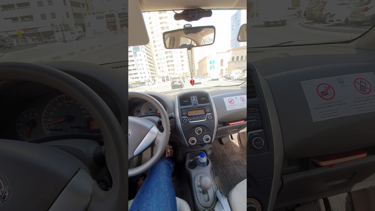 الموازنة بين البريك و البنزين اثناء القيادة و تصوير الشارع