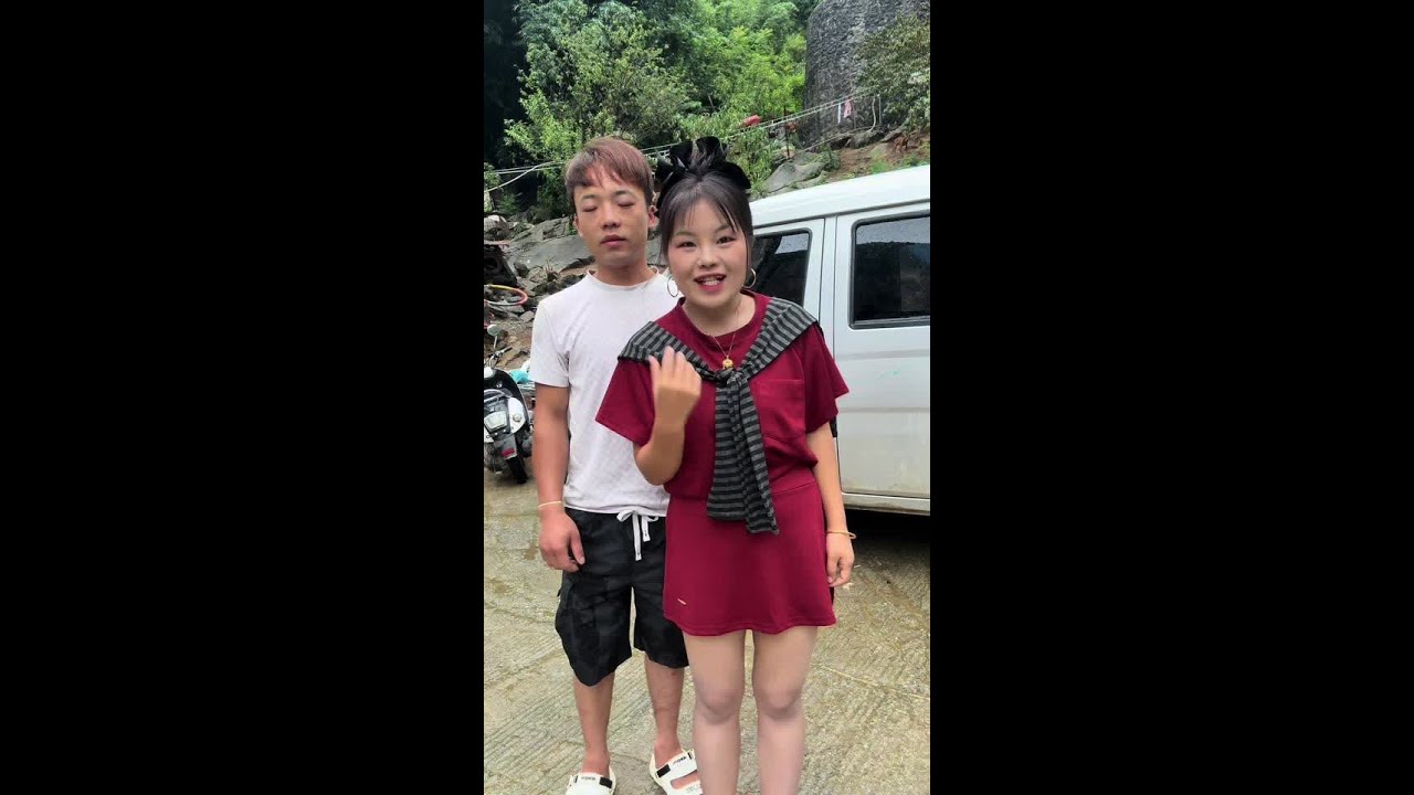 终于把咱家的玉米收完了，这两天又陆续下雨，娘家还有好多玉米都没收烂在地里了，刚好老朋友说要体验农村生活，这个时候已经在来的路上了，赶紧上街买菜招待他们，你们能猜出是哪个老朋友吗？来不及解释了，上街买