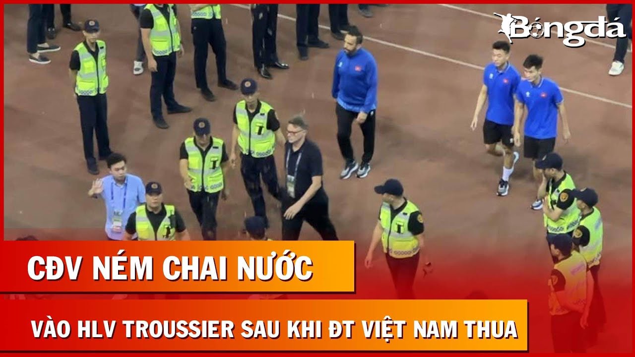 HLV Troussier bị CĐV n&eacute;m chai nước v&agrave;o mặt, y&ecirc;u cầu từ chức