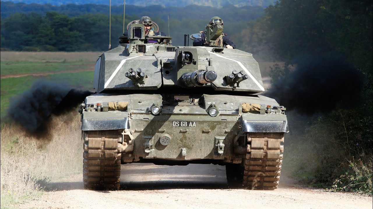 Challenger 2 tanks fuel stop! ⛽️🇬🇧
