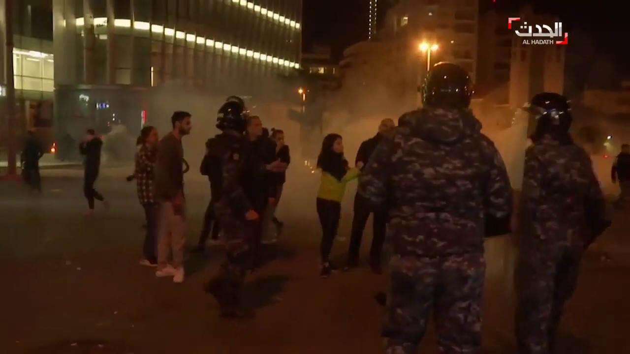 كرّ وفرّ بين القوى الأمنية اللبنانية والمتظاهرين عند جسر الرينغ