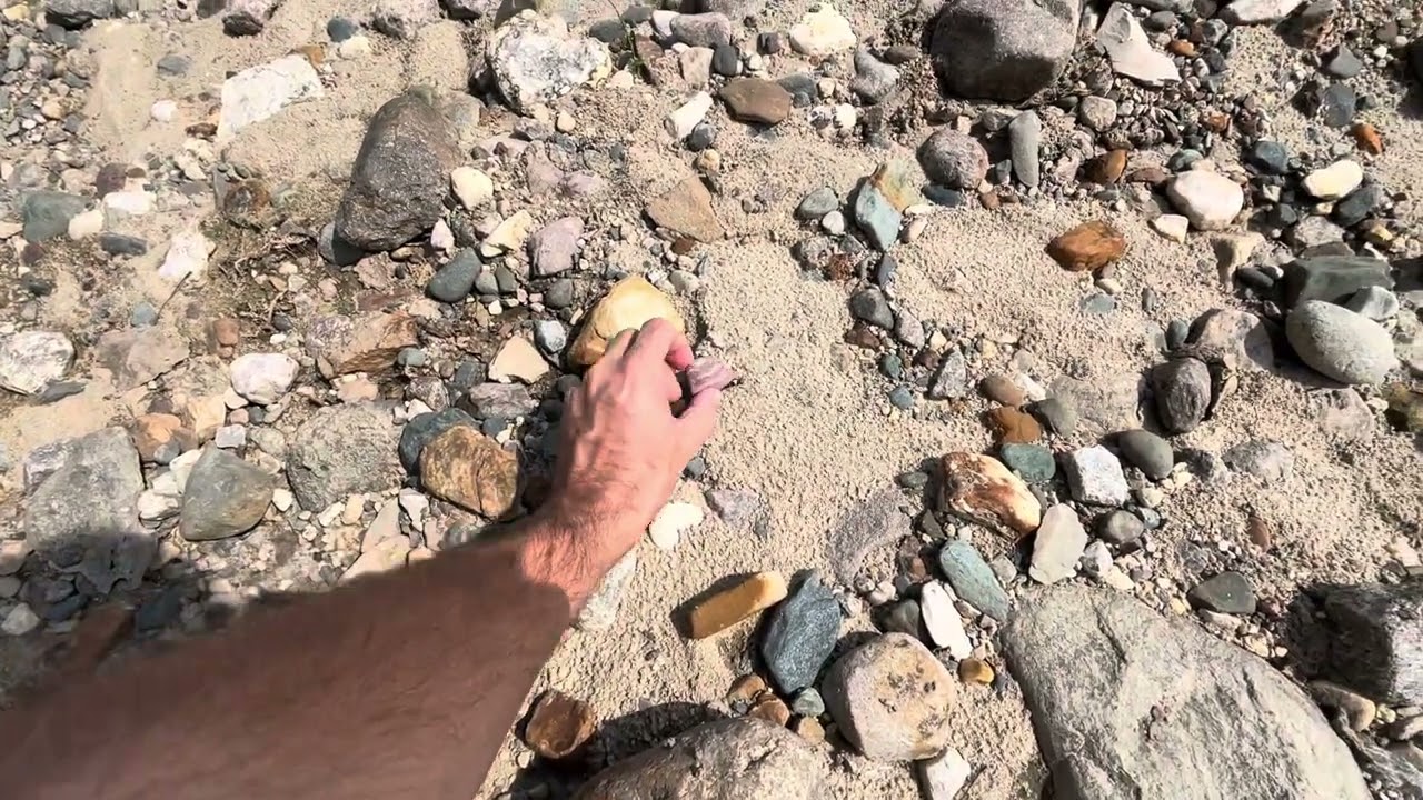 Поиск камней в реке Де-Мойн.