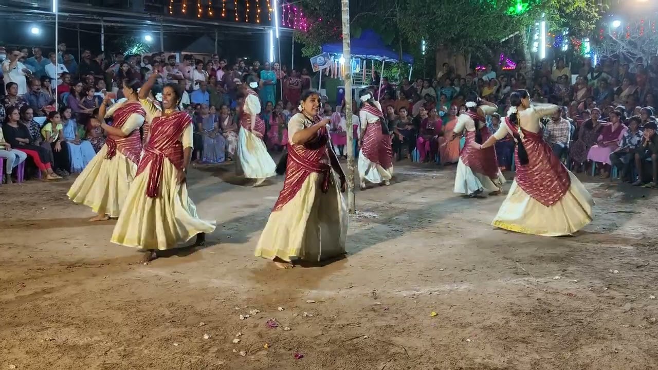 യങ് മെൻസ് ക്ലബ്ബ്  ആലക്കാട് വനിതാ വേദി കാങ്കോൽ പണയക്കാട്ട് ക്ഷേത്രത്തിൽ അവതരിപ്പിച്ച കൈകൊട്ടിക്കളി.