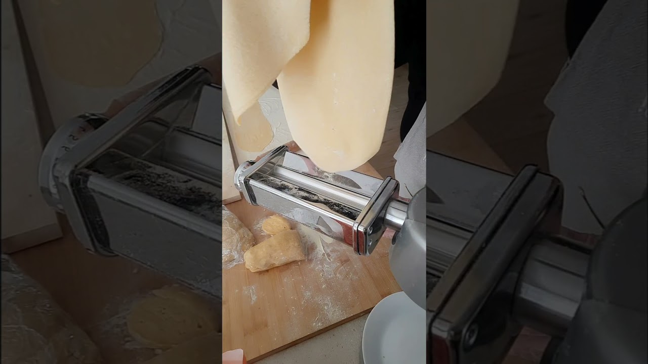 Ravioli di carne fatti con  pasta all'uovo.